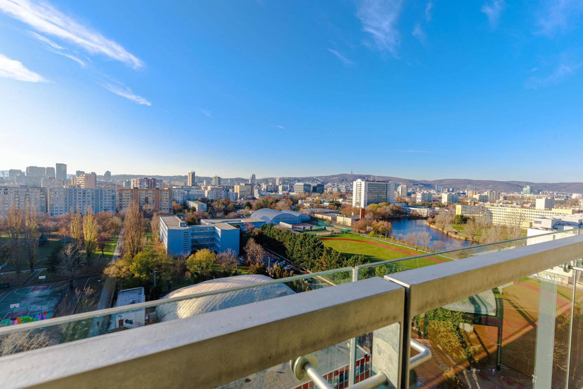 Sunny Apartment With Amazing Terrace On The 13Th Floor Near City Center บราติสลาวา ภายนอก รูปภาพ